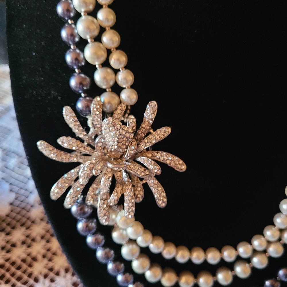 3 Strings Pearls With Crystal Brouche - image 6